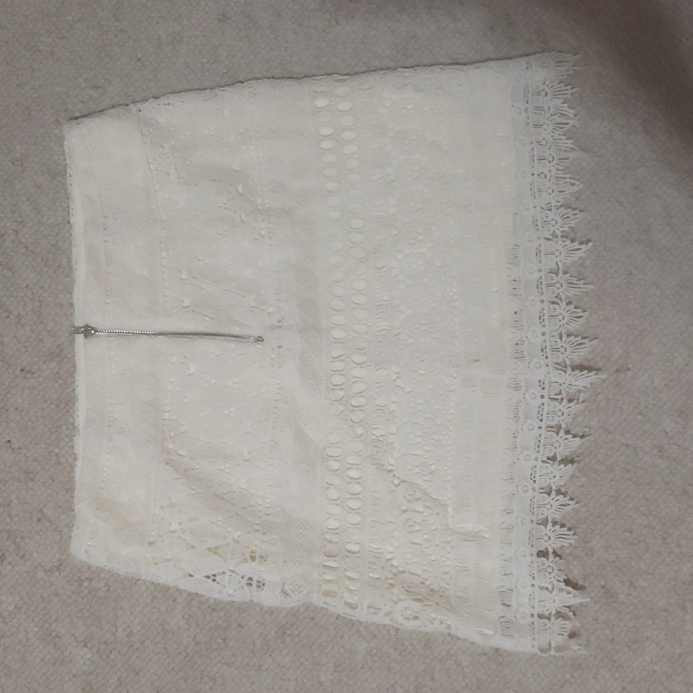 Gianni Bini Lace Mini Skirt NWOT - Picture 3 of 4